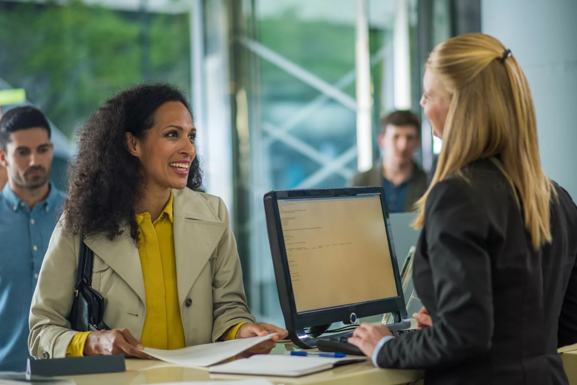 bank teller assisting customer benefits from knowledge management in banking