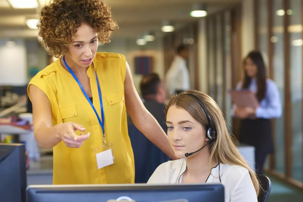 contact center supervisor provides hands-on customer service training to new hire