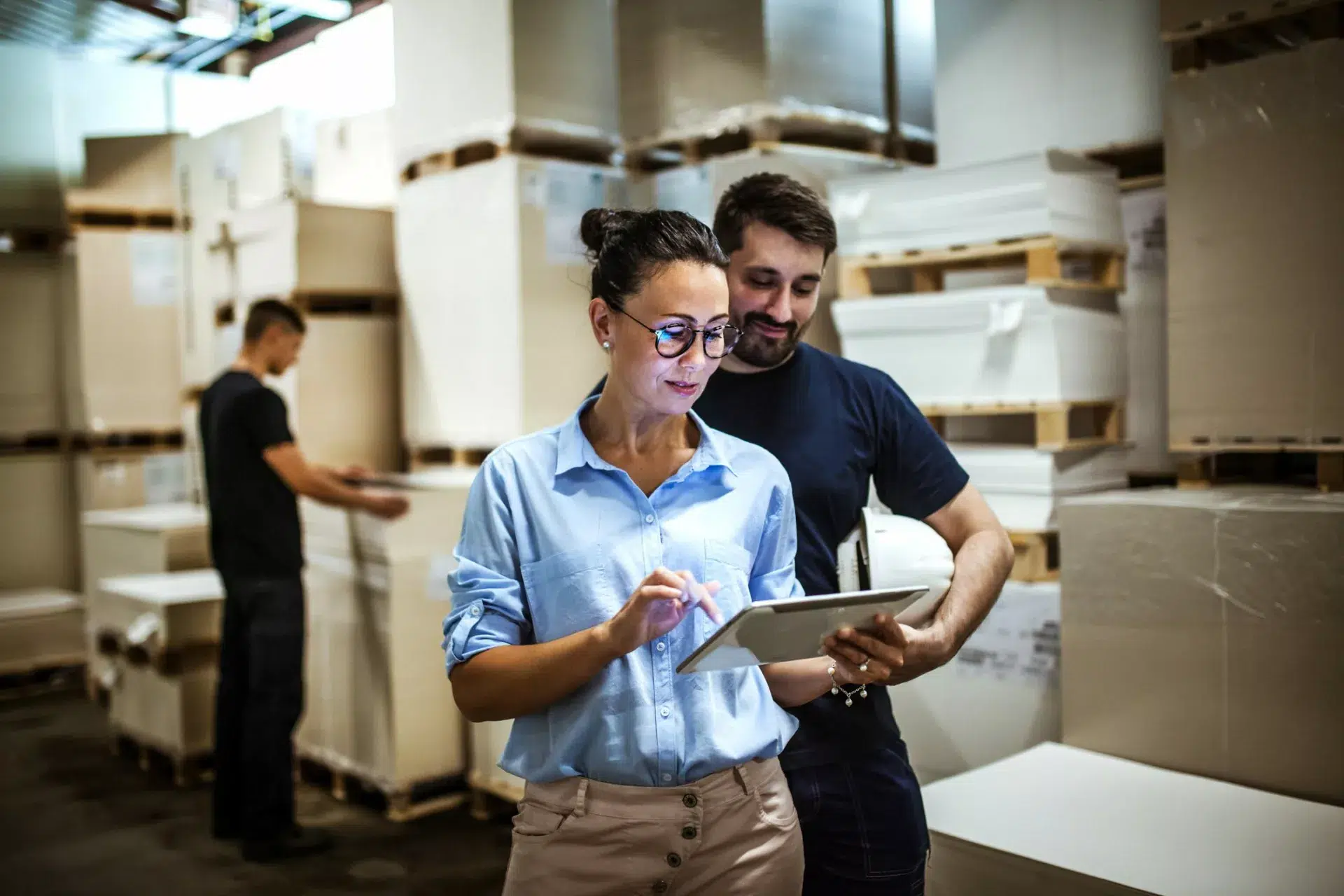 knowledge management systems in manufacturing help warehouse employees as they look up information on tablet