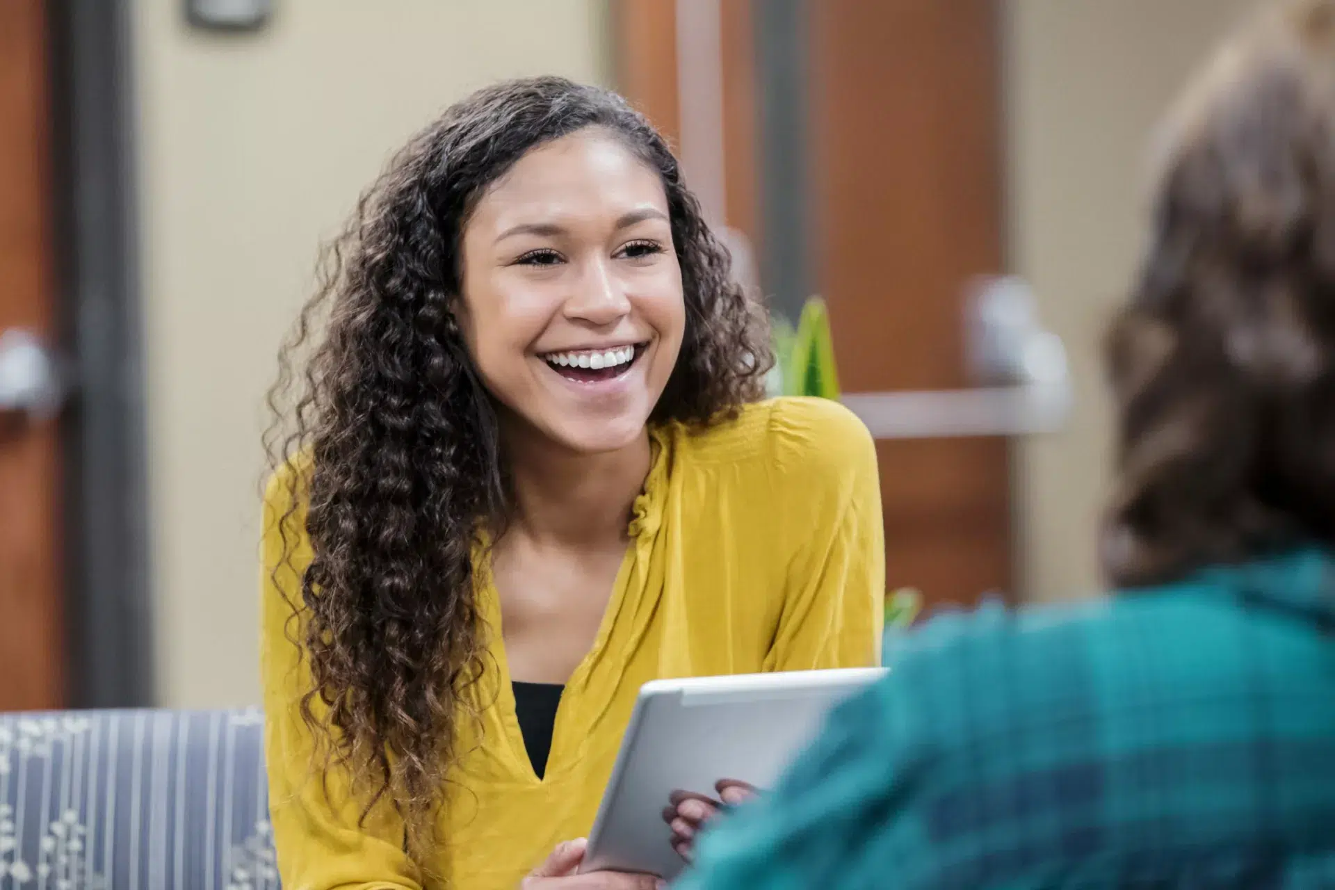 market researcher with tablet interviews customer with human insights approach