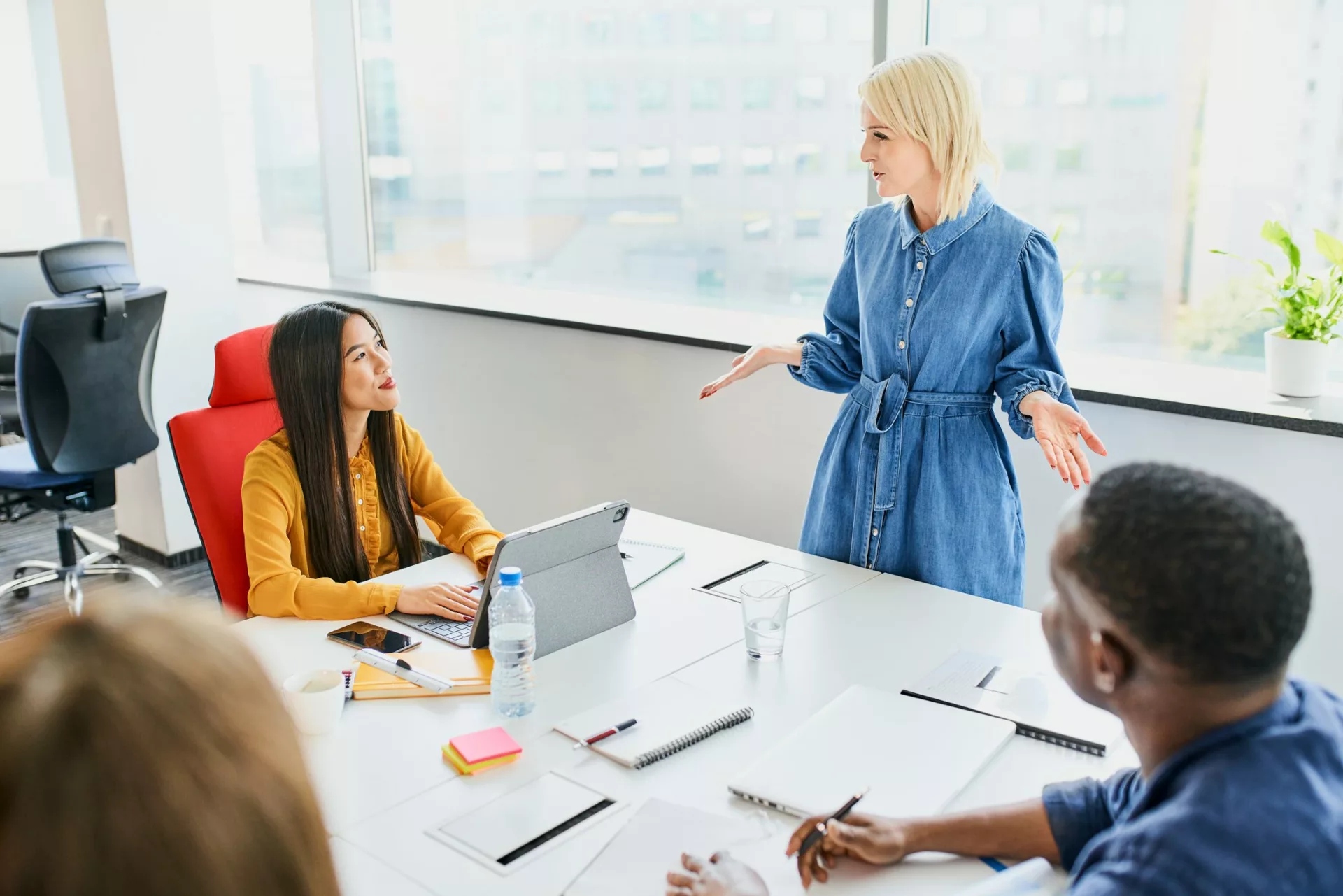 woman presents to coworkers about the benefits of change management