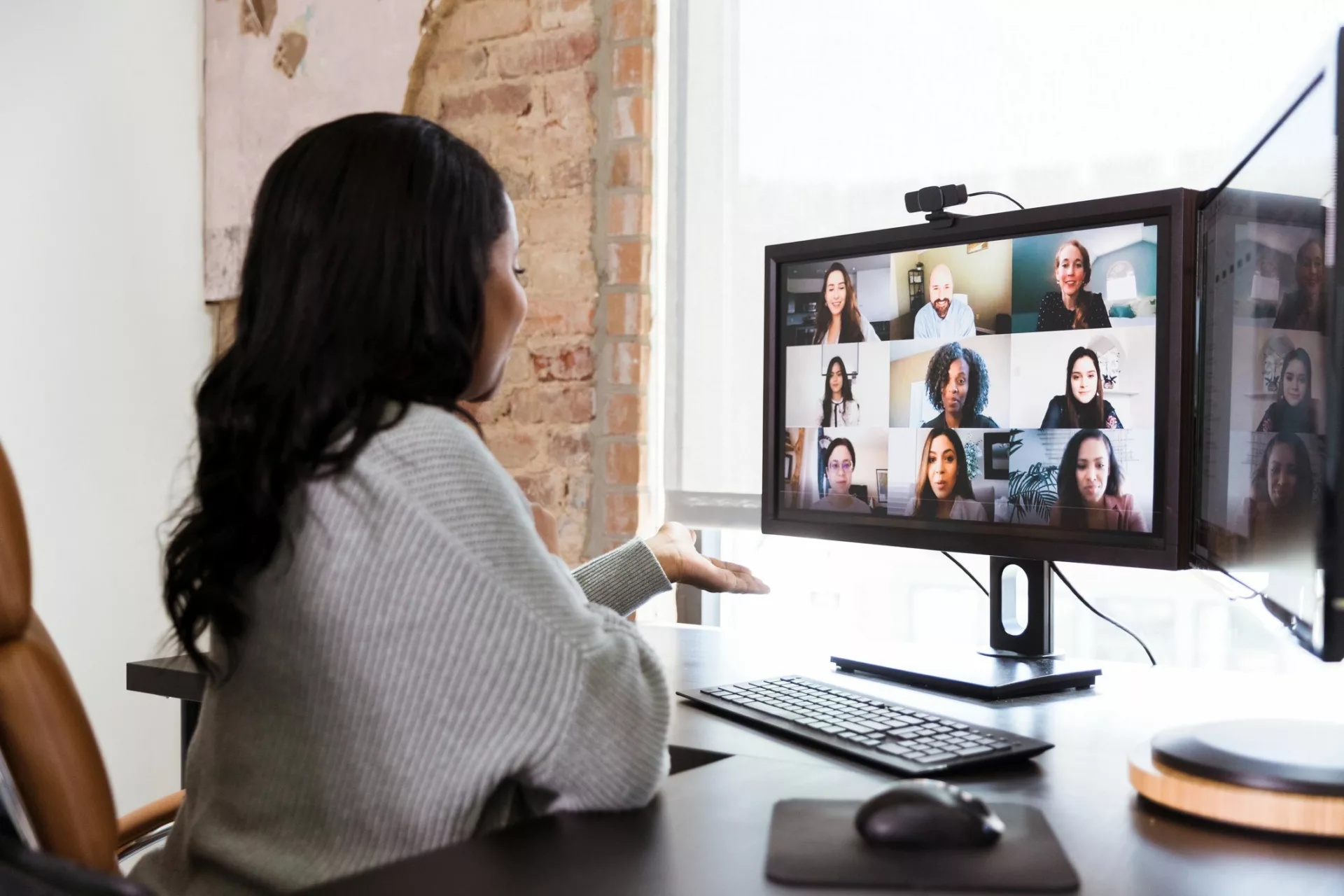 woman conducts focus group online as qualitative research evolves