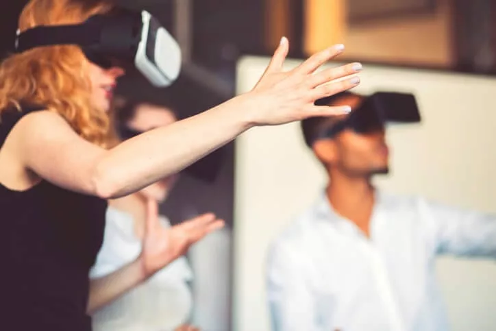 new employees trying virtual reality as an example of microlearning strategies